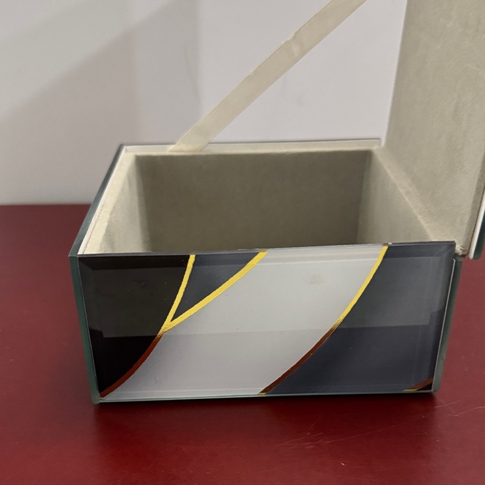 Elegant Black and Gold Decorative Box 5x 5 - Picture 6 of 9
